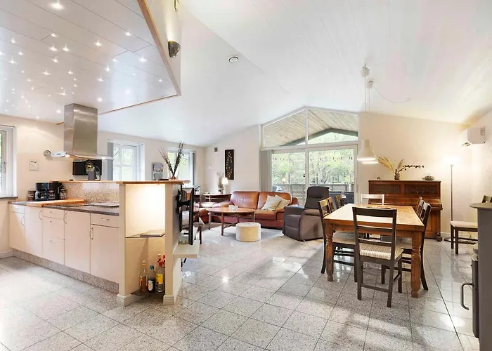 Large In Peaceful Beautiful Nature Vakantiehuis *